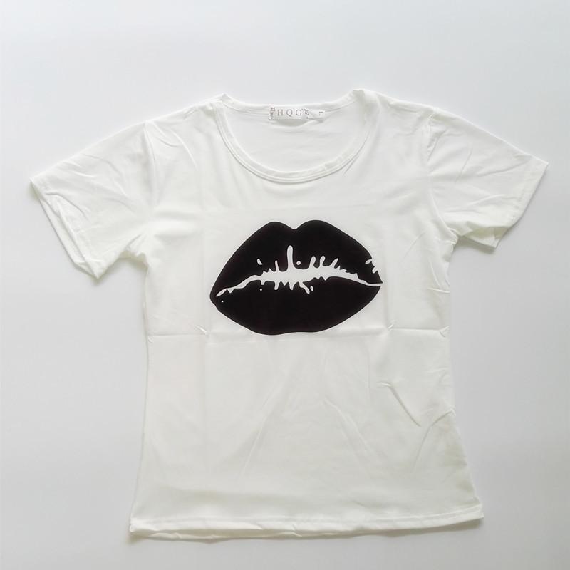 Casual t-shirt with lip print, straight neckline, in light material