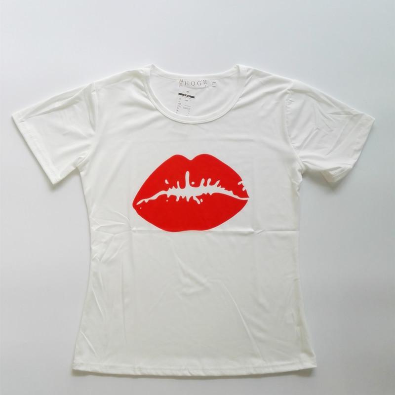 Casual t-shirt with lip print, straight neckline, in light material