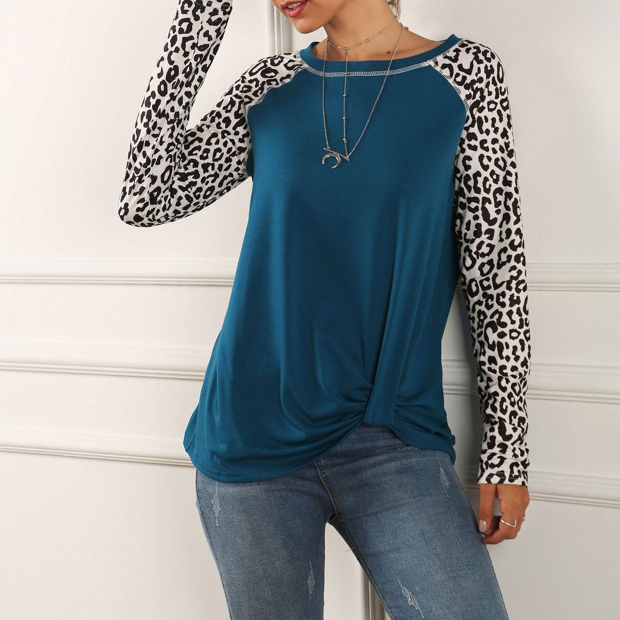 Autumn T-shirt for women, new model with leopard print and appliqués